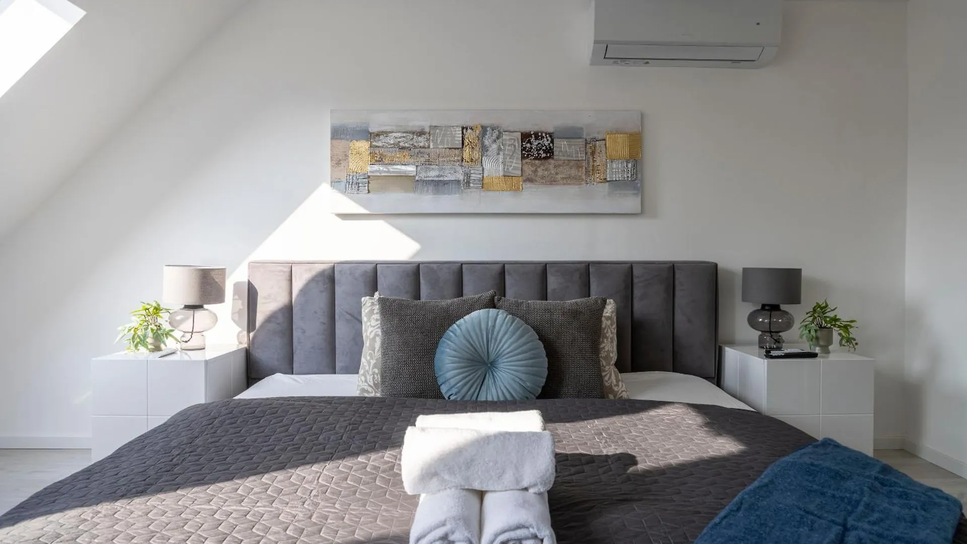 Deluxe & Minimalistic Central Residence In The Heart Of Budapest Apartment